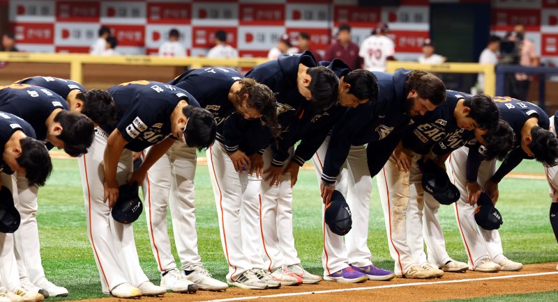 [서울=뉴시스] 박주성 기자 = 11일 오후 서울 구로구 고척스카이돔에서 열린 프로야구 2025 KBO리그 한화 이글스 대 키움 히어로즈의 경기, 한화가 8대0으로 키움 히어로즈에게 승리 후 선수들이 팬들에게 인사를 하고 있다. 2025.05.11. park7691@newsis.com