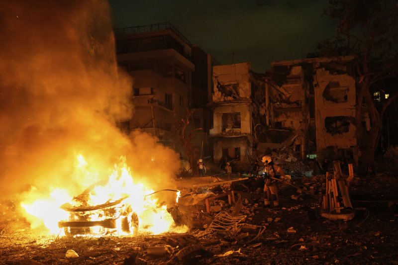 [텔아비브=AP/뉴시스] 15일(현지 시간) 이스라엘 텔아비브에서 소방관들이 이란의 미사일 공격으로 발생한 화재를 진압하고 있다. 2025.06.16.