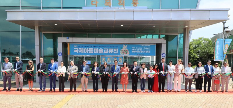 [평택=뉴시스] 평택시, '2025 국제아동미술교류전' 개막 (사진=평택시 제공) 2025.06.16.photo@newsis.com