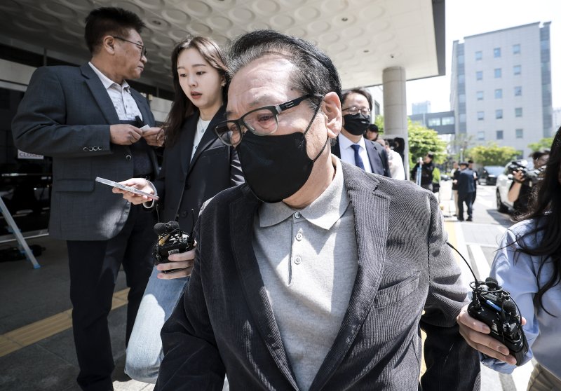 윤석열 전 대통령 부부와의 친분을 과시하며 각종 이권에 개입한 의혹을 받는 무속인 '건진법사' 전성배 씨가 지난 5월 서울 양천구 서울남부지방법원에서 열린 두번째 공판을 마친 뒤 법원을 나서고 있다. /사진=뉴시스