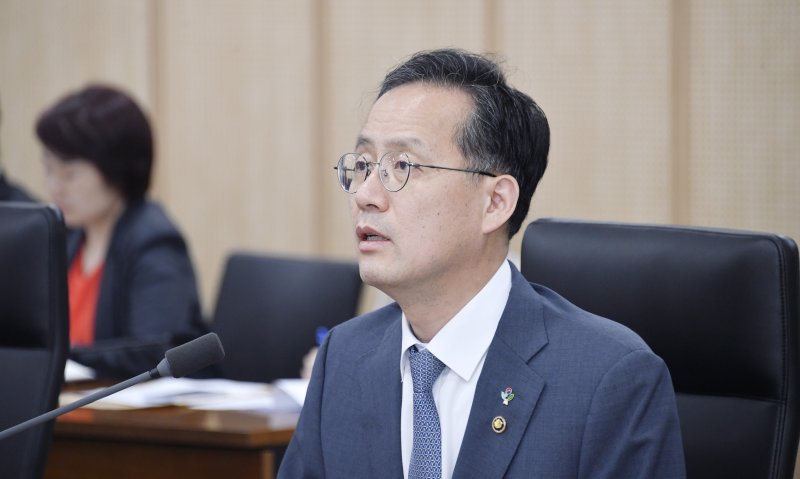 [세종=뉴시스] 이형일 기획재정부 장관 직무대행 1차관이 16일 오후 정부세종청사 중앙동에서 열린 '제48차 물가관계차관회의'를 주재하고 모두발언을 하고 있다. (사진 = 기재부 제공) 2025.06.16.