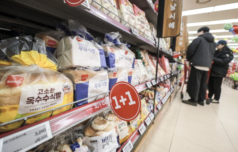 [서울=뉴시스] 정병혁 기자 = 서울시내 대형마트를 찾은 시민들이 장을 보고 있다. 2025.03.05. jhope@newsis.com