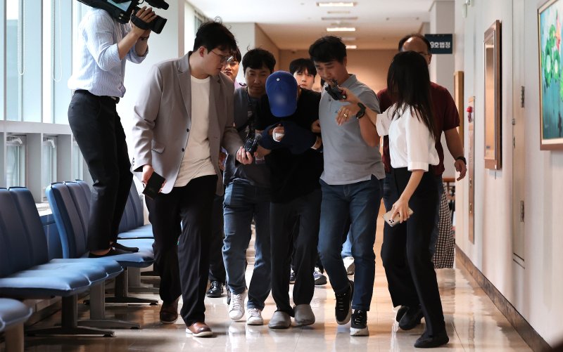 [대구=뉴시스] 이무열 기자 = 피해자 안전조치를 받던 여성을 흉기로 살해하고 도주한 40대가 16일 대구 달서구 대구지방법원 서부지원에서 열린 구속 전 피의자심문(영장실질심사)에 출석하고 있다. 2025.06.16. lmy@newsis.com