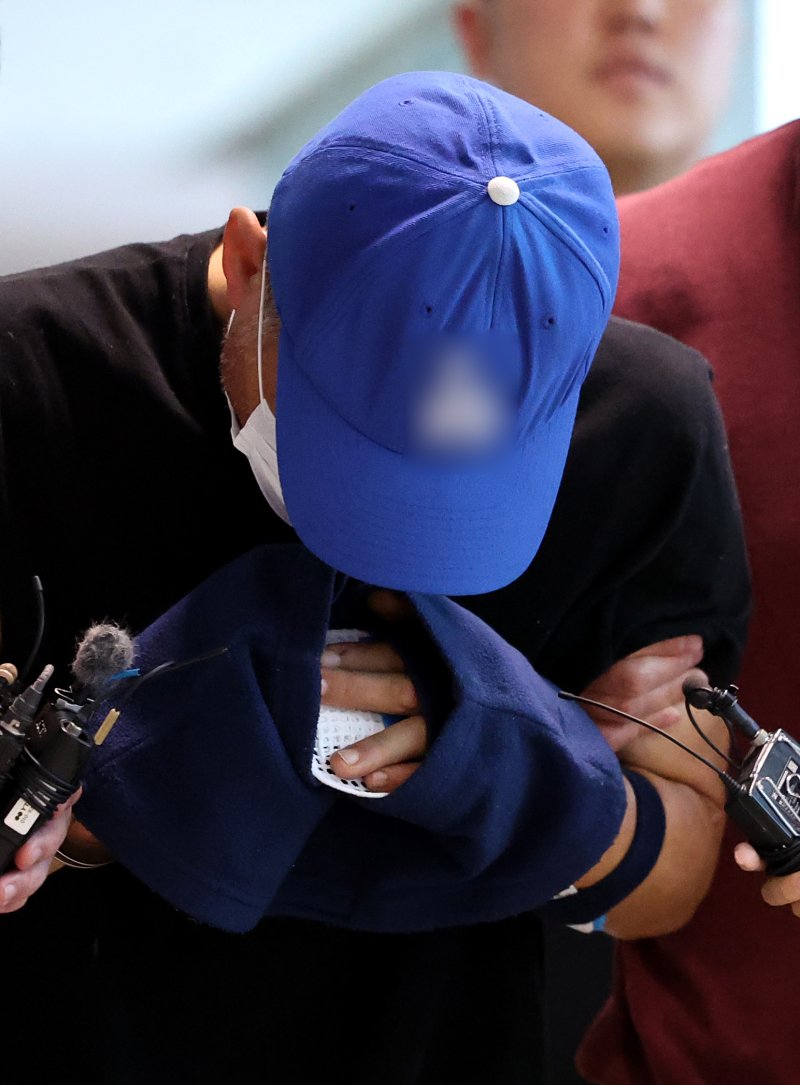 [대구=뉴시스] 이무열 기자 = 피해자 안전조치를 받던 여성을 흉기로 살해하고 도주한 40대가 16일 대구 달서구 대구지방법원 서부지원에서 열린 구속 전 피의자심문(영장실질심사)에 출석하고 있다. 2025.06.16. lmy@newsis.com