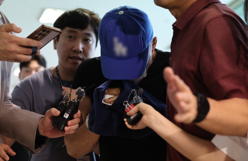 [대구=뉴시스] 이무열 기자 = 피해자 안전조치를 받던 여성을 흉기로 살해하고 도주한 40대가 16일 대구 달서구 대구지방법원 서부지원에서 열린 구속 전 피의자심문(영장실질심사)에 출석하고 있다. 2025.06.16. lmy@newsis.com