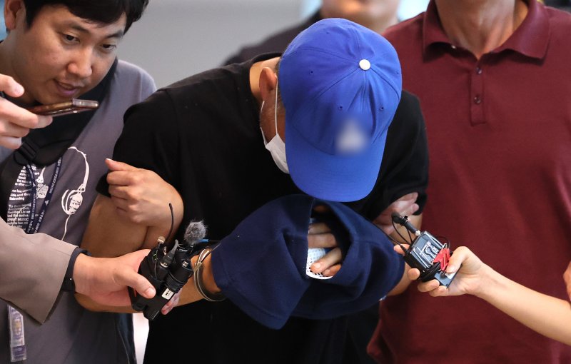 [대구=뉴시스] 이무열 기자 = 피해자 안전조치를 받던 여성을 흉기로 살해하고 도주한 40대가 16일 대구 달서구 대구지방법원 서부지원에서 열린 구속 전 피의자심문(영장실질심사)에 출석하고 있다. 2025.06.16. lmy@newsis.com