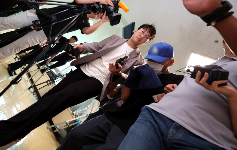 [대구=뉴시스] 이무열 기자 = 피해자 안전조치를 받던 여성을 흉기로 살해하고 도주한 40대가 16일 대구 달서구 대구지방법원 서부지원에서 열린 구속 전 피의자심문(영장실질심사)에 출석하고 있다. 2025.06.16. lmy@newsis.com