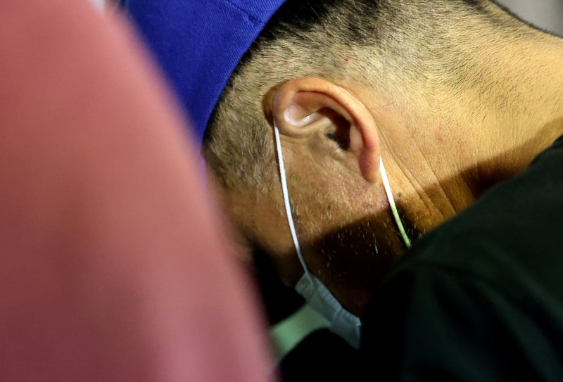 [대구=뉴시스] 이무열 기자 = 피해자 안전조치를 받던 여성을 흉기로 살해하고 도주한 40대가 16일 대구 달서구 대구지방법원 서부지원에서 열린 구속 전 피의자심문(영장실질심사)에 출석하고 있다. 2025.06.16. lmy@newsis.com