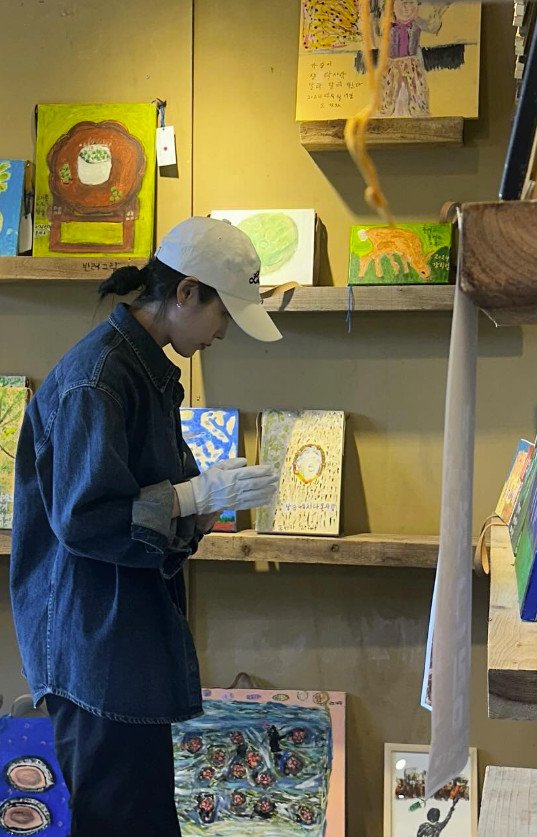 "애순이 약속 지키러 왔주" 아이유, 제주도 전시회 방문 '훈훈' [N샷]