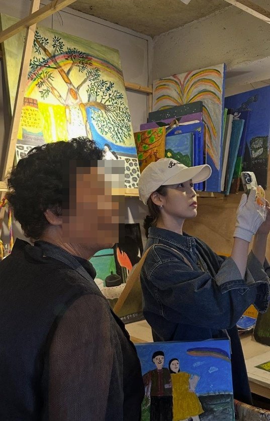 애순이 약속 지키러 왔주 아이유, 제주도 전시회 방문 '훈훈' [N샷]