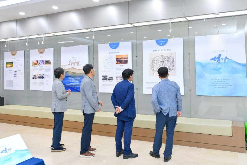 [횡성=뉴시스]기록물 전시를 둘러보는 모습. *재판매 및 DB 금지