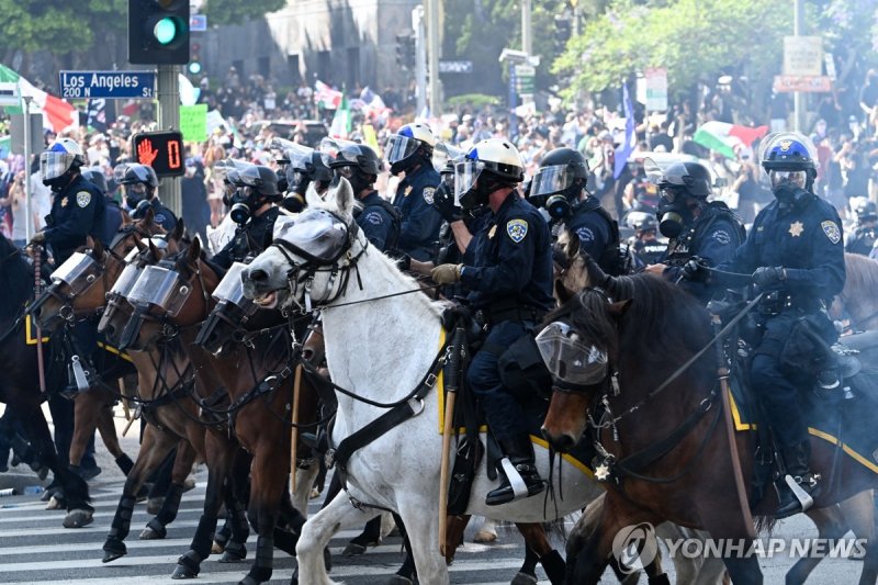 14일 LA 시위 현장에서 시위대 해산시키는 캘리포니아 고속도로순찰대 (출처=연합뉴스)