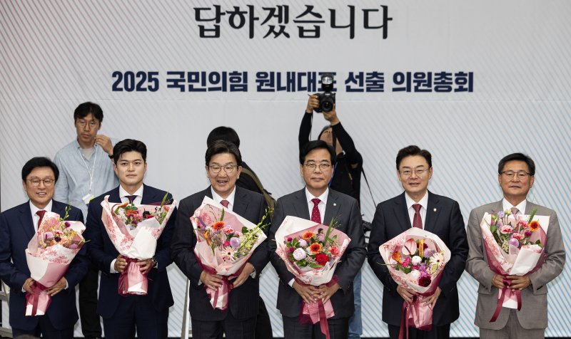 송언석 국민의힘 신임 원내대표가 16일 오후 서울 여의도 국회에서 열린 국민의힘 원내대표 선출을 위한 의원총회에서 선출된 후 김용태 비상대책위원장, 권성동 전 원내대표를 비롯한 후보자들과 함게 기념촬영을 하고 있다. 2025.6.16/뉴스1 ⓒ News1 이재명 기자