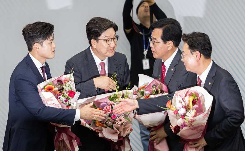 송언석 국민의힘 신임 원내대표가 16일 오후 서울 여의도 국회에서 열린 국민의힘 원내대표 선출을 위한 의원총회에서 선출된 후 김용태 비상대책위원장, 권성동 전 원내대표를 비롯한 후보자들에게 축하를 받고 있다. 2025.6.16/뉴스1 ⓒ News1 이재명 기자