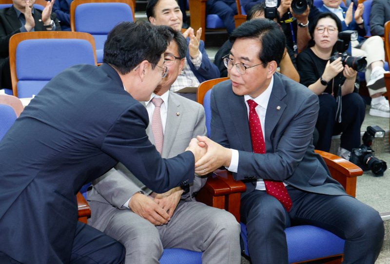 국민의힘 신임 원내대표로 선출된 송언석 의원(왼쪽)이 16일 오후 서울 여의도 국회에서 열린 의원총회에서 선출 확정 후 김성원, 이헌승 후보로부터 축하를 받고 있다. 2025.6.16/뉴스1 ⓒ News1 안은나 기자