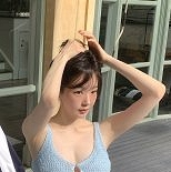 강민경, 민소매 니트 입고 과감 노출…투명 피부에 늘씬 라인