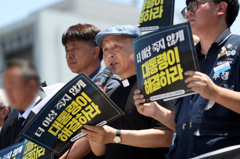 [서울=뉴시스] 김선웅 기자 = 태안화력 고(故) 김충현 비정규직 노동자 사망사고 대책위원회 공동대표 조현철 신부(비정규노동자의 집 꿀잠 대표)가 지난 12일 서울 용산구 대통령집무실 앞에서 열린 대책위원회 출범 기자회견에서 발언을 하고 있다. 2025.06.12. mangusta@newsis.com