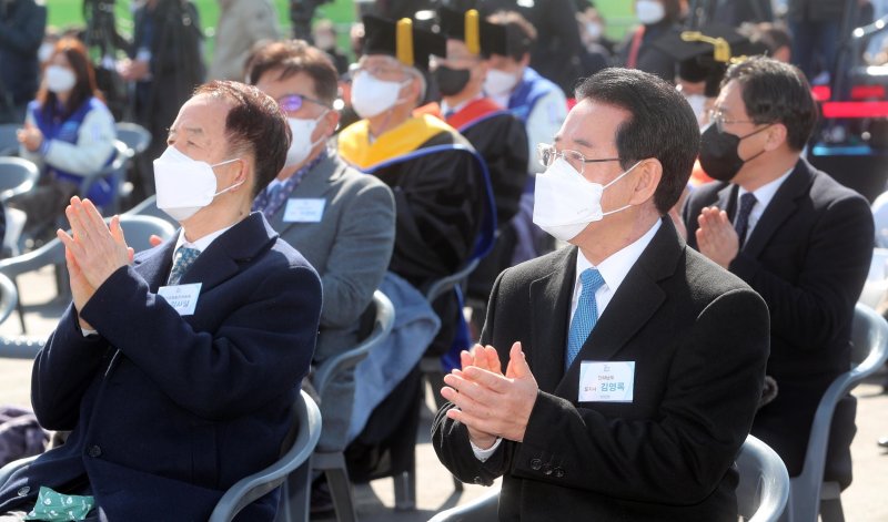 한국에너지공과대학(KENTECH)이 2일 오전 전라남도 나주시 빛가람동 대학 다목적광장에서 입학식을 갖고 학사운영에 들어갔다. 김영록 전남지사는 이날 열린 입학식에서 참석, 입학생들을 향해 축하의 박수를 치고 있다.(전남도 제공) 2022.3.2/뉴스1