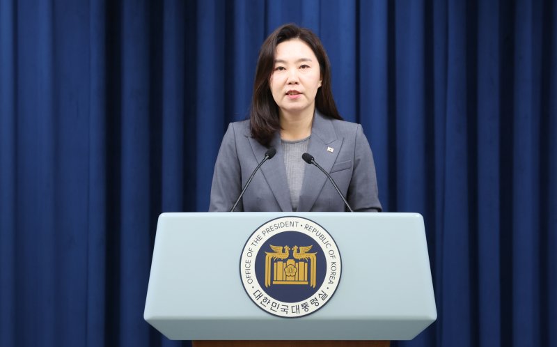강유정 대통령실 대변인이 16일 서울 용산구 대통령실 청사에서 국민추천제 관련 브리핑을 하고 있다. 2025.6.16/뉴스1 ⓒ News1 허경 기자