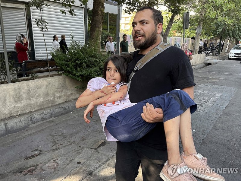 이란 테헤란에서 부상당한 아이 (출처=연합뉴스)