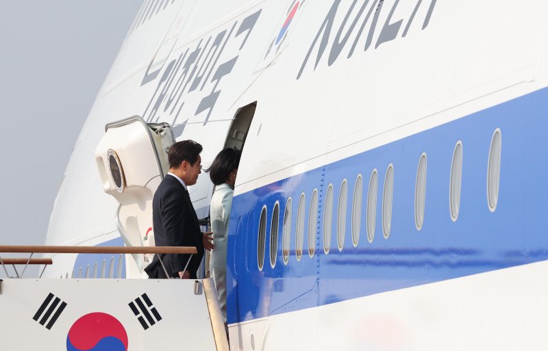 주요 7개국(안전 바카라사이트) 정상회의 참석차 캐나다를 방문하는 이재명 안전 바카라사이트과 부인 김혜경 여사가 16일 성남 서울공항에서 공군 1호기에 탑승하고 있다. 사진=뉴시스