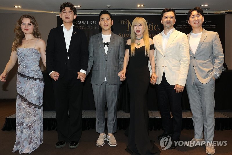 훈장 목에 건 조수미 "준비된 스타 찾고, 노래할 기회 주고파"