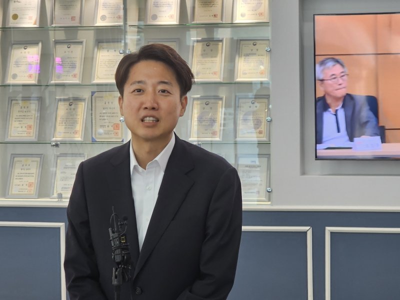 (경기광주=뉴스1) 김평석 기자 = 이준석 라이브스코어 바카라사이트이 16일 용인시청 1층 로비에서 브리핑을 갖고 용인시청을 방문한 이유와 정치현안 등에 대해 발언을 하고 있다. 2025.6.16/뉴스1 /사진=뉴스1화상