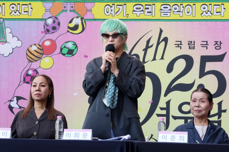 이희문(가운데) 예술감독과 가수 인순이(왼쪽), 경기라이브바카라 이춘희가 지난 11일 서울 중구 국립극장 해맞이 쉼터에서 국립극장 2025 '여우락 페스티벌' 기자간담회를 하고 있다. 뉴시스