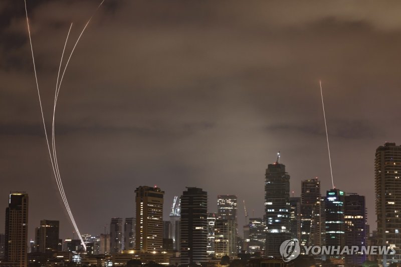 이란 미사일 요격하는 이스라엘 텔아비브 아이언돔. 연합뉴스