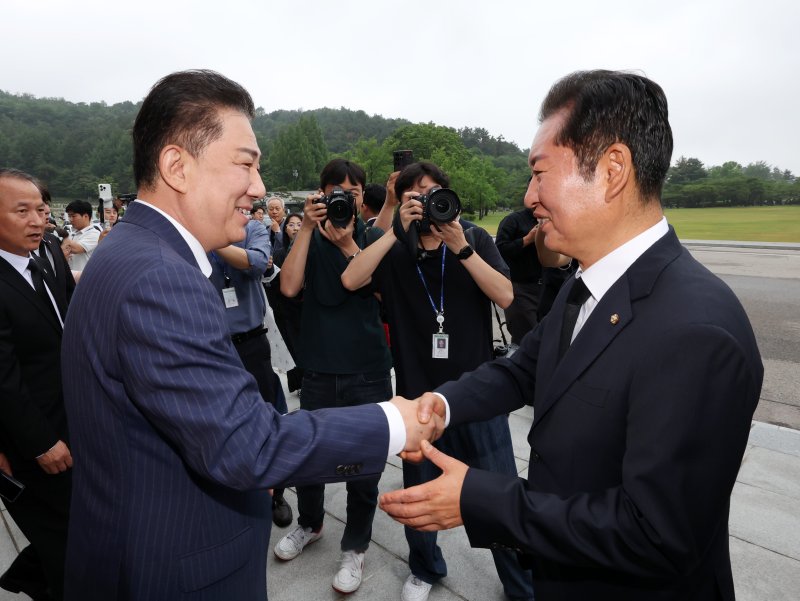 김병기 원내바카라사이트 소닉 만난 바카라사이트 소닉.더불어민주당 김병기 신임 원내바카라사이트 소닉(왼쪽)가 16일 서울 동작구 국립서울현충원에서 8·2전당대회 당바카라사이트 소닉 선거에 출사표를 낸 바카라사이트 소닉 국회 법제사법위원장과 악수하고 있다. 뉴시스