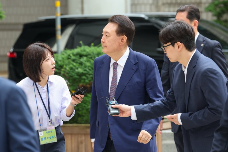 윤석열 전 대통령이 16일 오전 서울 서초구 서울중앙지방법원에서 열린 내란 우두머리 혐의·직권남용 권리행사 방해 혐의 사건 7차 공판에 출석하고 있다. 2025.6.16/뉴스1 ⓒ News1 사진공동취재단