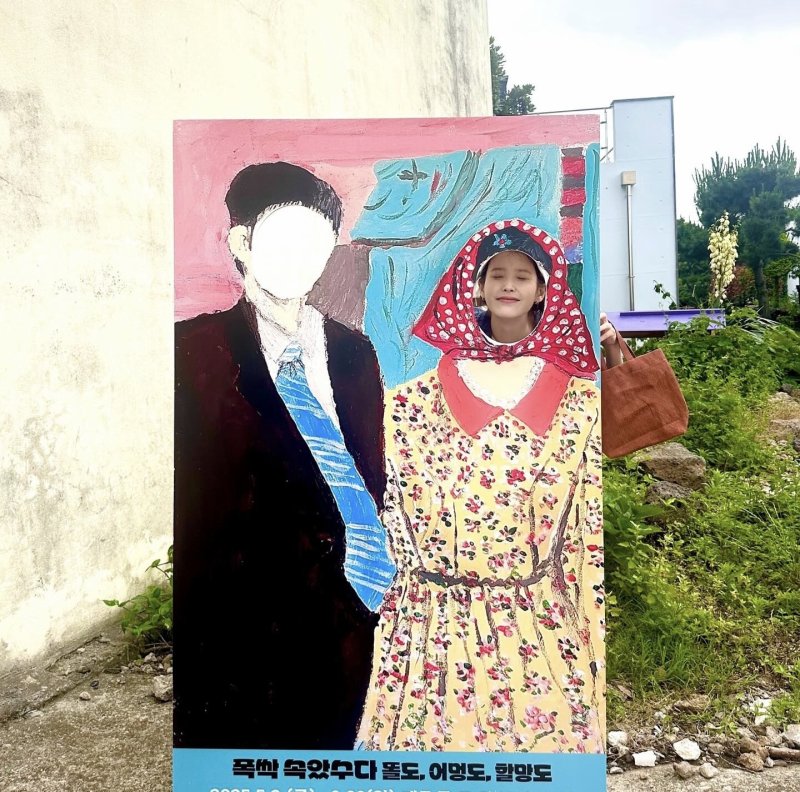 아이유, '폭싹' 제주 전시회 찾았다 "애순이 약속 지키러 왔주게"