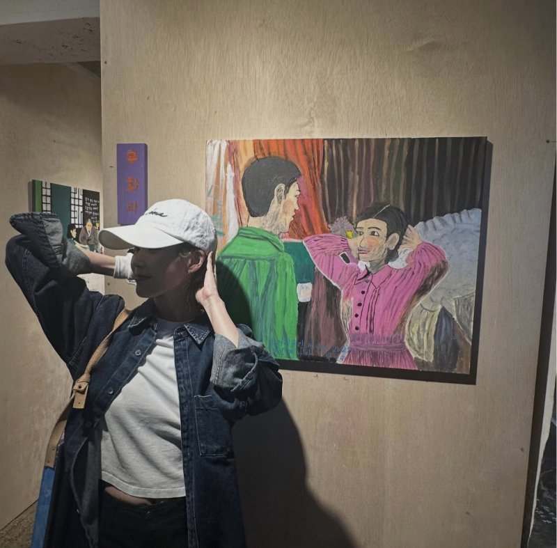 아이유, '폭싹' 제주 전시회 찾았다 "애순이 약속 지키러 왔주게"