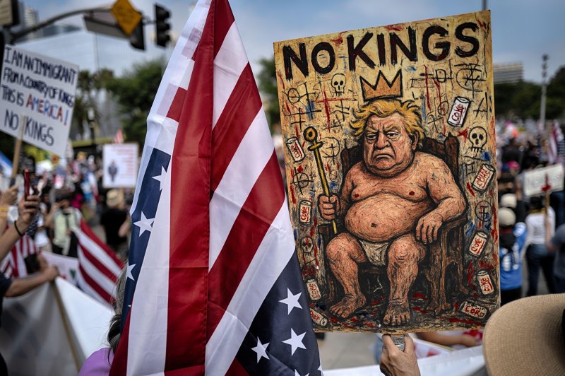 [로스앤젤레스=AP/뉴시스]도널드 트럼프 미국 대통령의 79번째 생일인 14일(현지 시간) 미국 전역에서 트럼프 행정부를 규탄하는 '노 킹스(No Kings)' 시위가 열린 가운데, 캘리포니아주 로스앤젤레스에서도 관련 시위가 진행되고 있다. 2025.06.15.