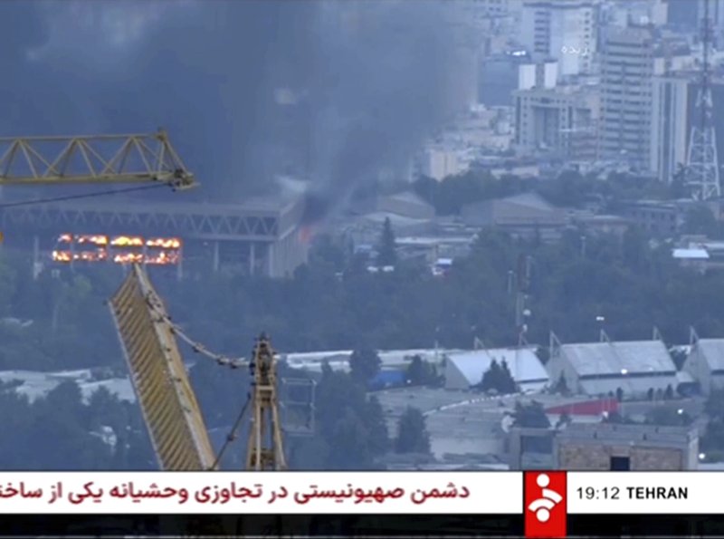 16일(현지시간) 이란 테헤란에서 이스라엘의 무인기(드론) 공격으로 현지 방송국 건물이 불타고 있다.AP뉴시스