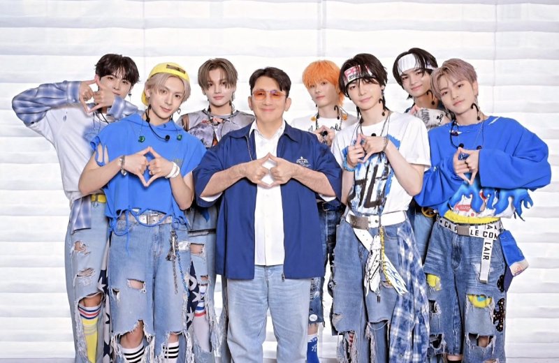 방시혁, 홀쭉해진 근황…신인 보이그룹 옆에서 훈남 포스