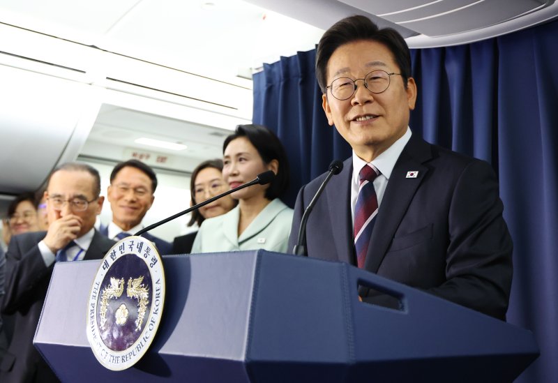 李대통령 "추경, 소득지원·소비진작 고려해 섞을 것"