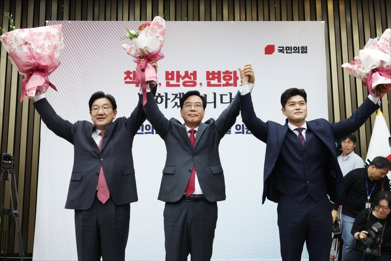 [서울=뉴시스] 고승민 기자 = 송언석 국민의힘 신임 원내대표가 16일 오후 서울 여의도 국회에서 열린 2025 국민의힘 원내대표 선출 의원총회에서 권성동 전 원내대표, 김용태 비상대책위원장과 손을 들어올리고 있다. (공동취재) 2025.06.16. photo@newsis.com