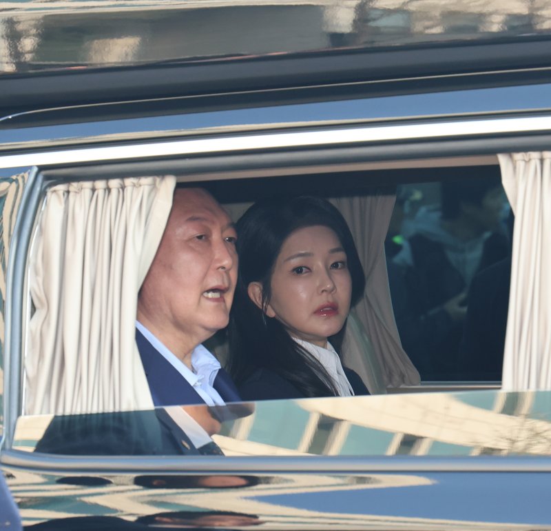 [서울=뉴시스] 황준선 기자 = 윤석열 전 대통령과 김건희 여사가 헌법재판소 파면 결정 후 일주일 만인 지난 4월 11일 오후 서울 용산구 한남동 대통령 관저를 떠나고 있다. (공동취재) 2025.06.17. photo@newsis.com