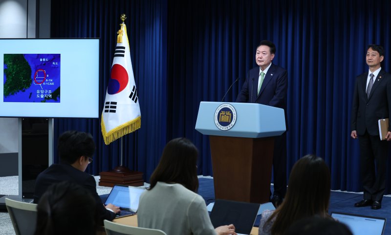 [서울=뉴시스] 최진석 기자 = 윤석열 대통령이 3일 서울 용산 대통령실 브리핑룸에서 첫 국정브리핑을 하고 있다. 오른쪽은 안덕근 산업통상자원부 장관. 2024.06.03. myjs@newsis.com