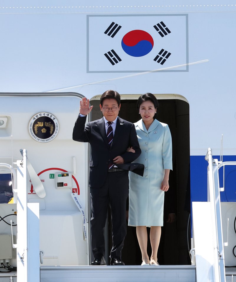 [캘거리=뉴시스] 최진석 기자 = 주요 7개국(G7) 정상회의에 참석하는 이재명 대통령이 16일(현지 시간) 캐나다 앨버타주 캘거리국제공항에 도착해 김혜경 여사와 공군 1호기에서 내리며 인사를 하고 있다. 2025.06.17. myjs@newsis.com