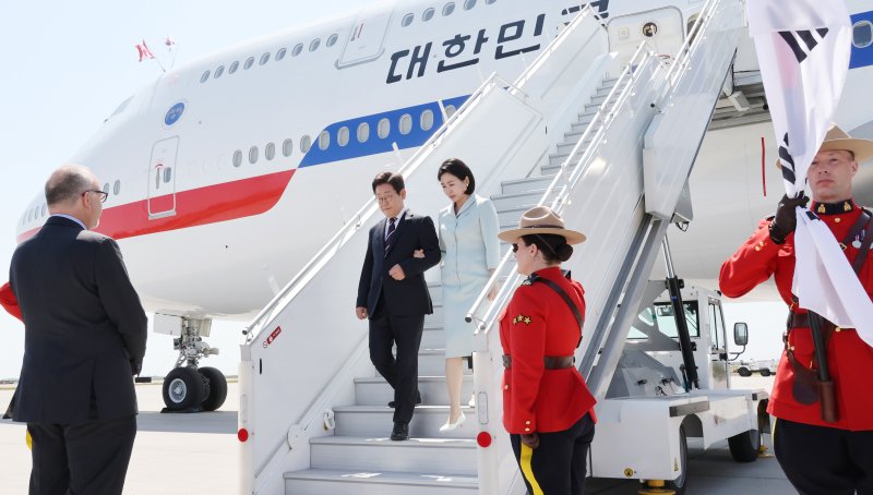 [캘거리=뉴시스] 최진석 기자 = 주요 7개국(G7) 정상회의에 참석하는 이재명 대통령이 16일(현지 시간) 캐나다 앨버타주 캘거리국제공항에 도착해 김혜경 여사와 공군 1호기에서 내리고 있다. 2025.06.17. myjs@newsis.com