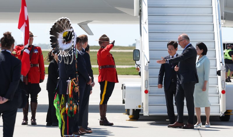 [캘거리=뉴시스] 최진석 기자 = 주요 7개국(G7) 정상회의에 참석하는 이재명 대통령이 16일(현지 시간) 캐나다 앨버타주 캘거리국제공항에 도착하고 있다. 2025.06.17. myjs@newsis.com