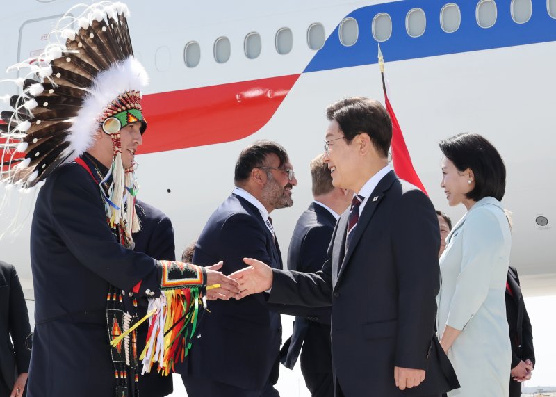 [캘거리=뉴시스] 최진석 기자 = 주요 7개국(G7) 정상회의에 참석하는 이재명 대통령이 16일(현지 시간) 캐나다 앨버타주 캘거리국제공항에 도착해 캘거리 인근 캐나다 원주민 공동체 대표자와 인사하고 있다. 2025.06.17. myjs@newsis.com