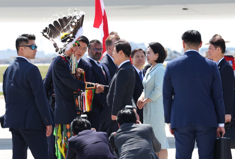 [캘거리=뉴시스] 최진석 기자 = 주요 7개국(G7) 정상회의에 참석하는 이재명 대통령이 16일(현지 시간) 캐나다 앨버타주 캘거리국제공항에 도착해 캘거리 인근 캐나다 원주민 공동체 대표자와 인사하고 있다. 2025.06.17. myjs@newsis.com