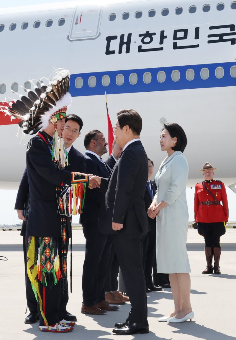 [캘거리=뉴시스] 최진석 기자 = 주요 7개국(G7) 정상회의에 참석하는 이재명 대통령이 16일(현지 시간) 캐나다 앨버타주 캘거리국제공항에 도착해 캘거리 인근 캐나다 원주민 공동체 대표자와 인사하고 있다. 2025.06.17. myjs@newsis.com