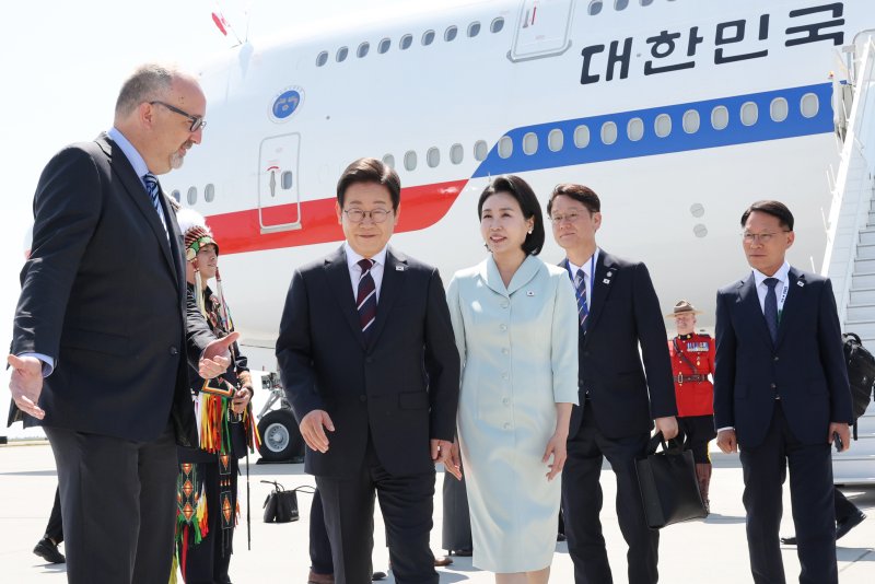 [캘거리=뉴시스] 최진석 기자 = 주요 7개국(G7) 정상회의에 참석하는 이재명 대통령이 16일(현지 시간) 캐나다 앨버타주 캘거리국제공항에 도착해 김혜경 여사와 공군 1호기에서 내려 이동하고 있다. 2025.06.17. myjs@newsis.com