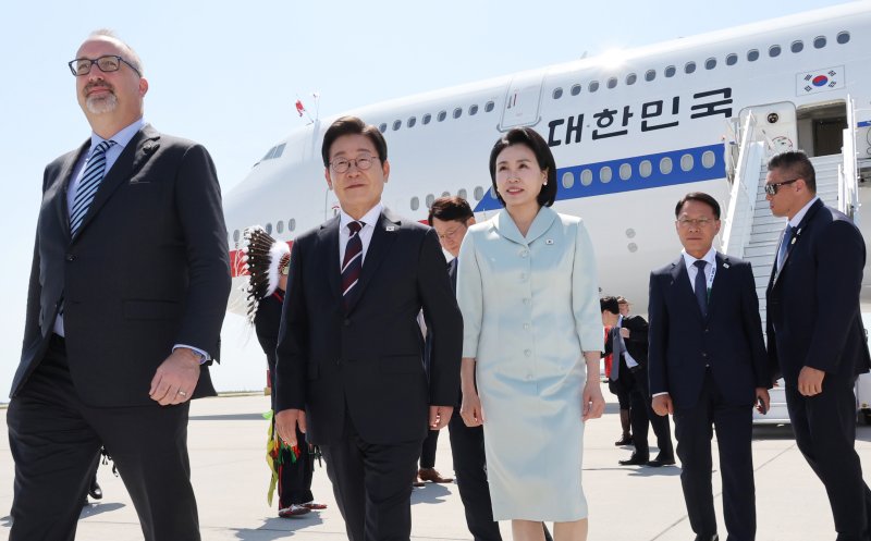 [캘거리=뉴시스] 최진석 기자 = 주요 7개국(G7) 정상회의에 참석하는 이재명 대통령이 16일(현지 시간) 캐나다 앨버타주 캘거리국제공항에 도착해 김혜경 여사와 공군 1호기에서 내려 이동하고 있다. 2025.06.17. myjs@newsis.com