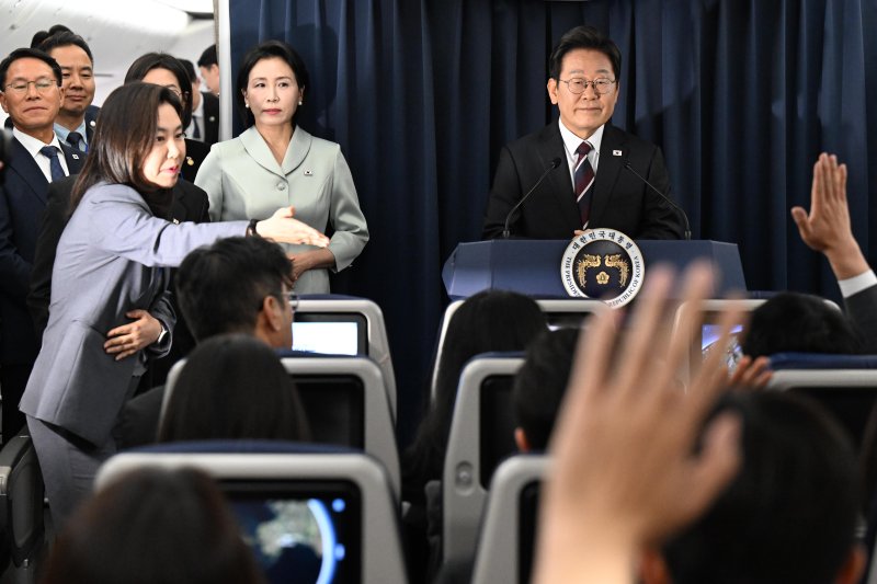 주요 7개국(G7) 정상회의 참석을 위해 출국한 이재명 바카라사이트 비타임이 16일(현지시각) 캐나다 앨버타주 캘거리로 향하는 공군 1호기에서 기자간담회를 하고 있다. /사진=연합뉴스