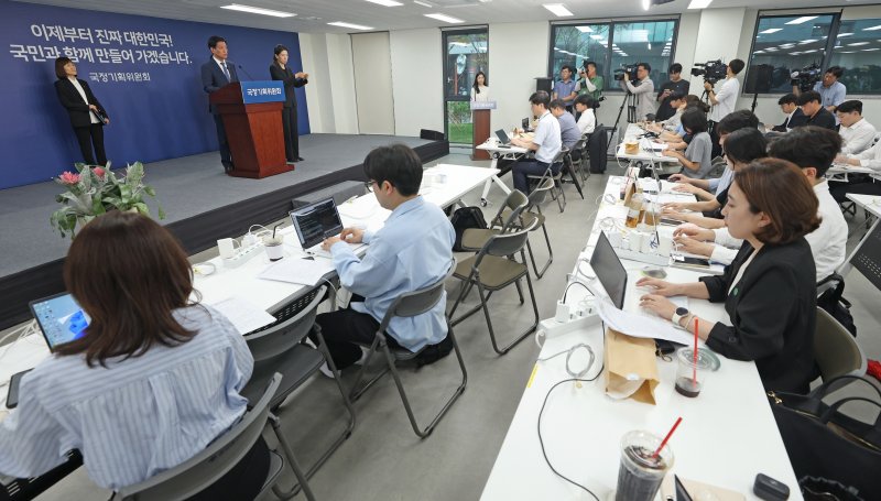 [서울=뉴시스] 김진아 기자 = 조승래 국정기획위원회 대변인이 16일 서울 종로구 정부서울청사 창성동 별관에서 국정기획위원회 1차 전체회의 관련 브리핑을 하고 있다. (공동취재) 2025.06.16. photo@newsis.com
